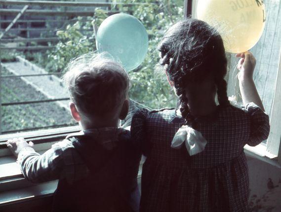 Peter Lampič, Hči in sin z balonoma, ok.1939, barvni diapozitiv, Agfacolor, Muzej novejše zgodovine Slovenije, Ljubljana