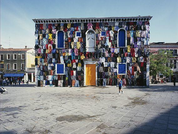 Matej Andraž Vogrinčič, Oblečena hiša, 1999, prostorska intervencija, Benetke, foto: M. Škerlep