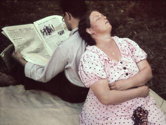 Karlo Kocjančič, Sedeči par pri počitku, ok. 1939, Agfacolor, Muzej za arhitekturo in oblikovanje, Ljubljana