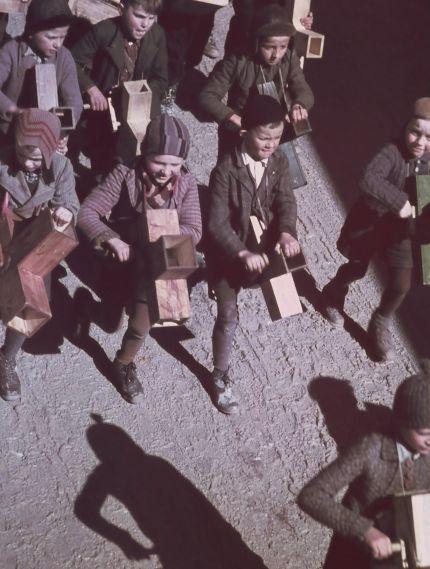 Franc Bajd, Otroci z ragljami, Tržič, ok. 1938, barv. dia., Agfacolor, 24 mm x 36 mm; last: Ivanka Bajd, Ljubljana