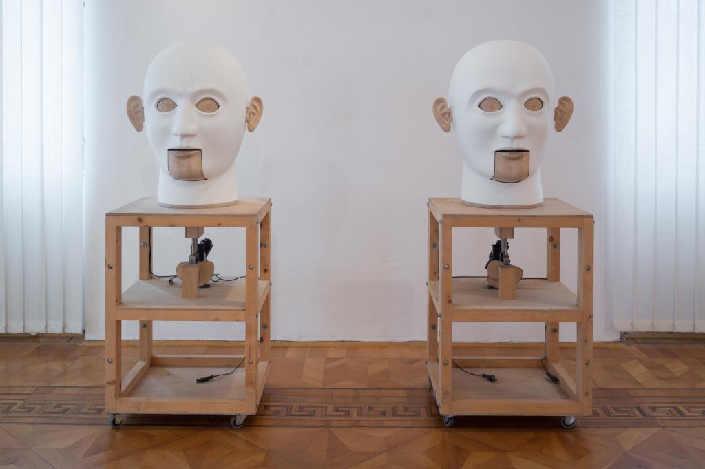 Kabinet lutk in avtomatov, Silvan Omerzu, Galerija Loža, Koper, 2016, foto: Janez Marolt