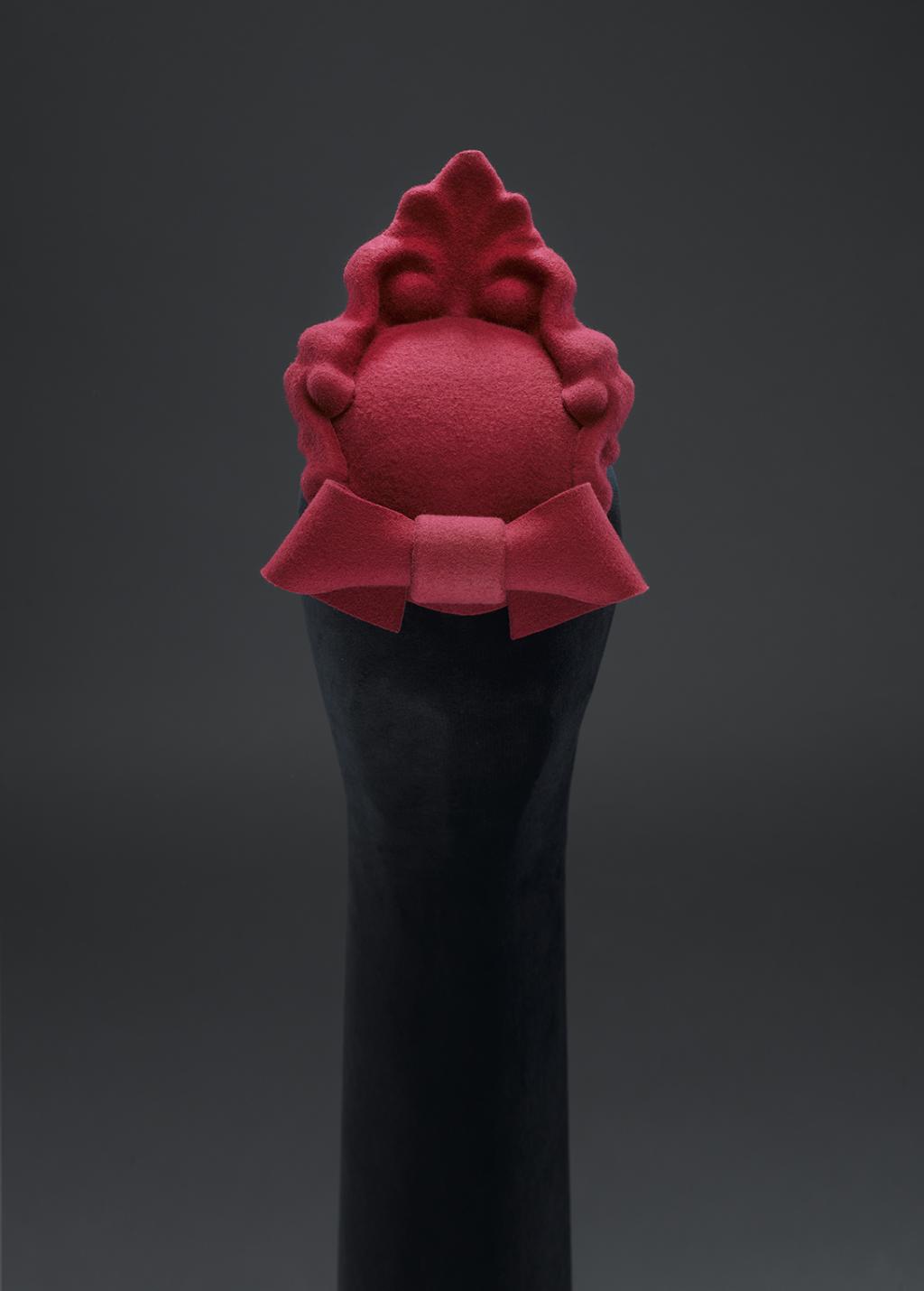 Polona Poklukar, Pillbox Headpiece, “Rubando baroko”, 2016, 100% volnena klobučevina, foto: Damjan Švarc