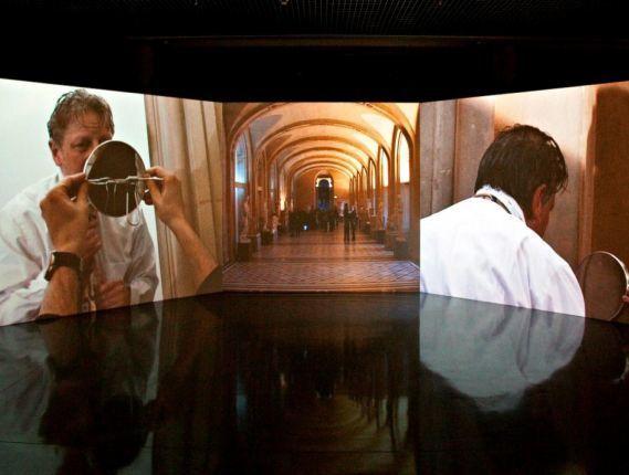 Jan Fabre, Umetnost me je obranila zapora, 2008, video performansa, snemalci: C. Beaucourt, T. Gontan, M. Quelin, G. Teysseire (© Angelos)