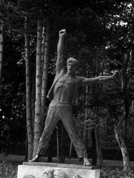 VOJIN BAKIĆ, Spomenik ustreljenim − Poziv k vstaji, 1946, Bjelovar, Hrvaška