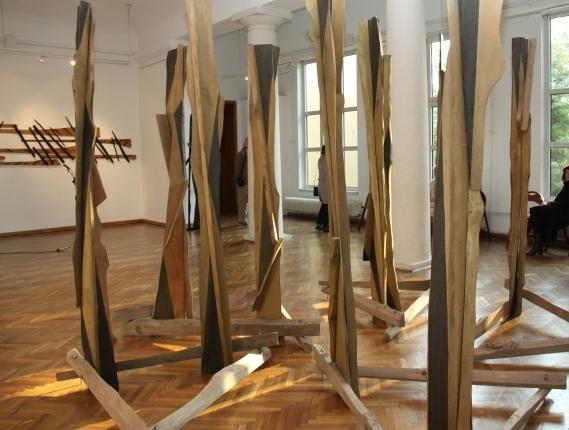 Dragica Čadež, Zgodba o drevesu, 2005, prostorska postavitev, barvan les (foto: I. Leskošek)