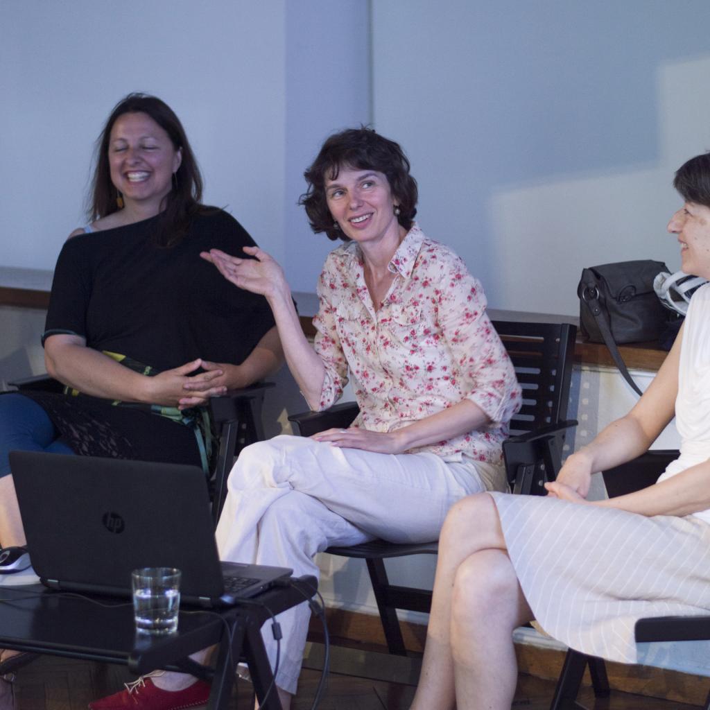 Poletna muzejska noč, Kako nastane razstava, Andreja Borin (sredina), Simona Šuc (levo) 17.6.2017, UGM, foto UGM arhiv