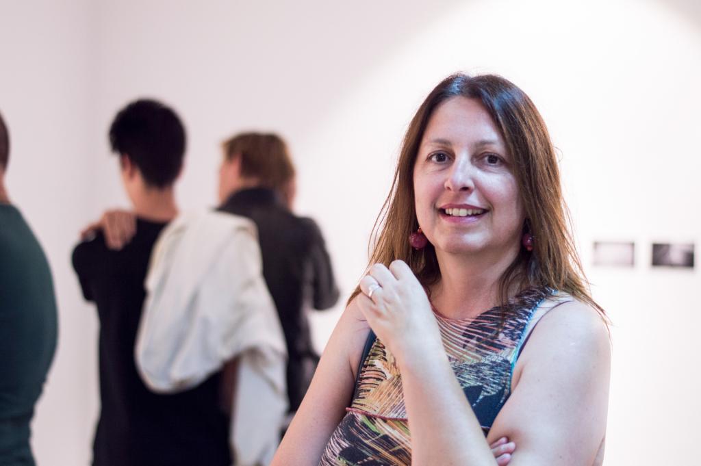 Simona Šuc, otvoritev razstave Iz okvirja, razstave fotografov in fotografinj pod vodstvom Klavdija Slubana, 21.7.2017, UGM Studio, foto Sara Rezar