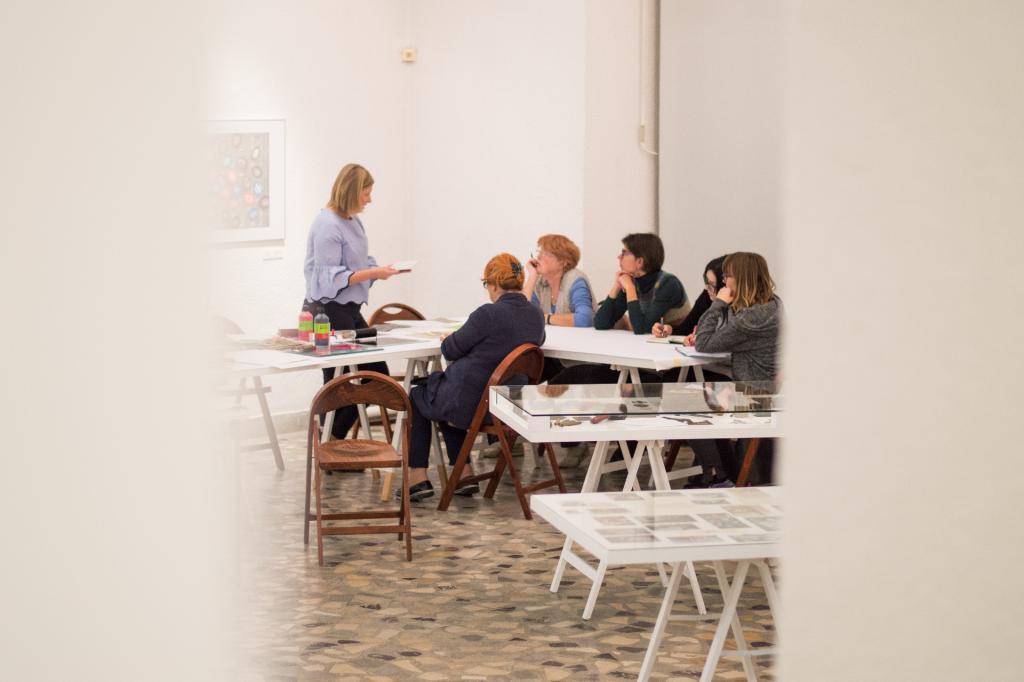 Grafične delavnice za odrasle, Alternativne grafične tehnike, Ploskev v grafiki, 24.10.2017, UGM, foto Sara Rezar