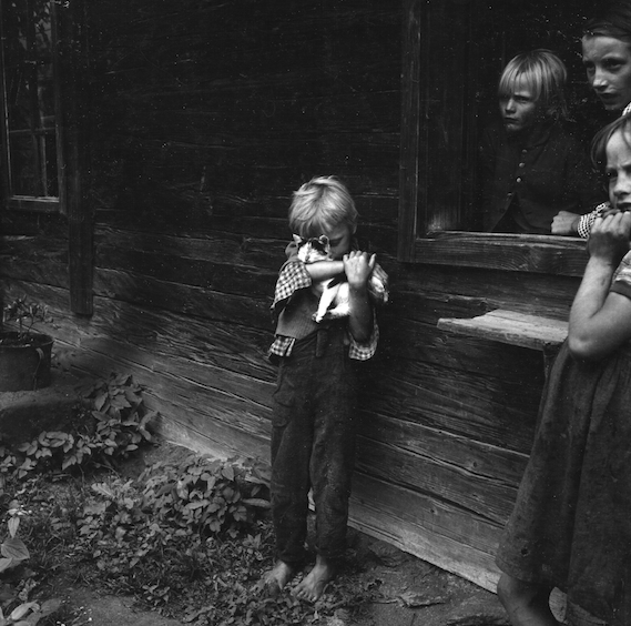 Ivan Dvoršak, Marko z muco, okrog 1970, črno-bela fotografija
