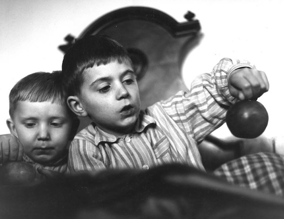 Ivan Dvoršak, Otroka, okrog 1970, črno-bela fotografija