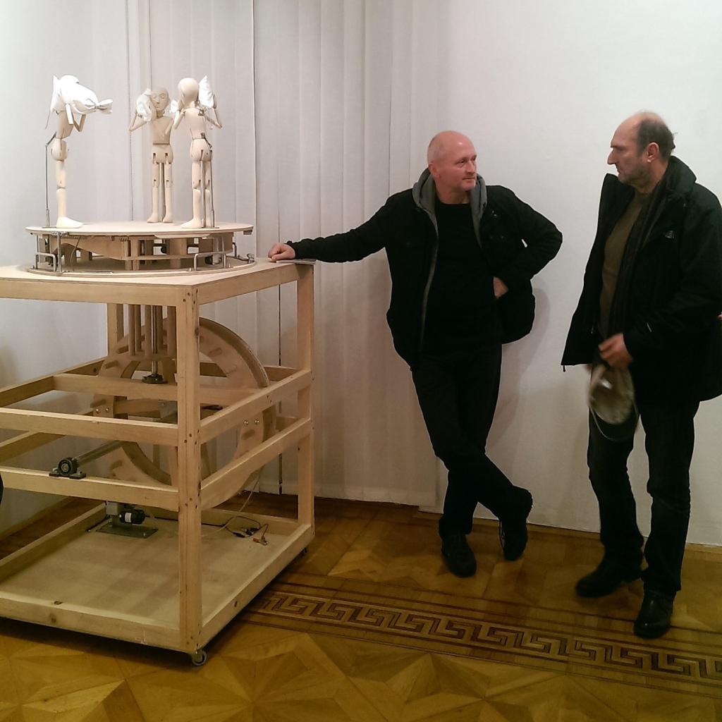 Blaž Lukan (levo) in Silvan Omerzu (desno) Kabinet lutk in avtomatov, Galerija Loža, Koper, 2016, foto: Janez Marolt