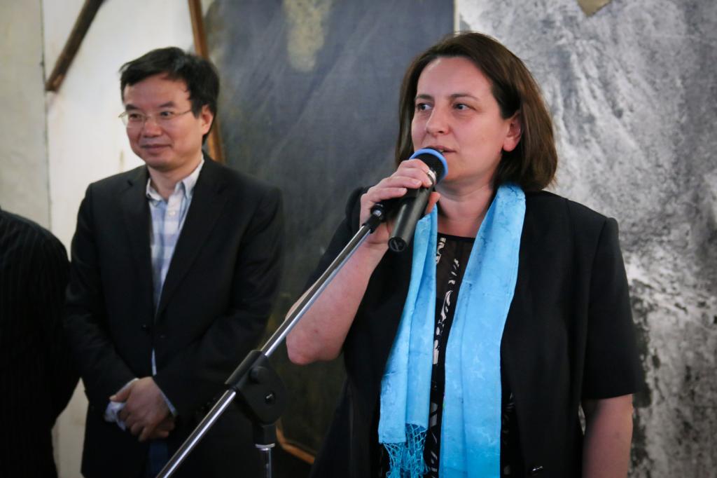 Breda Kolar Sluga in dr. Peng Feng ob otvoritvi razstave 'Zemlja je ploščata'