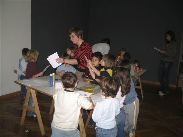 Otroci iz vrtca Lupinica tiskajo na voščilnice, 2006 (foto: Z. B.)
