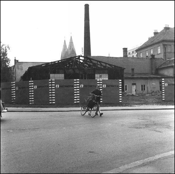 Ivan Dvoršak, Kolporterka, 1970, črno-bela fotografija, arhiv Stojan Kerbler