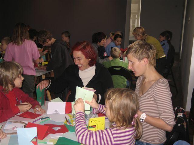 Družine spoznavajo umetnost skozi raziskovanje, igro, lastno likovno kreativnost ... 2006 (foto: UGM)