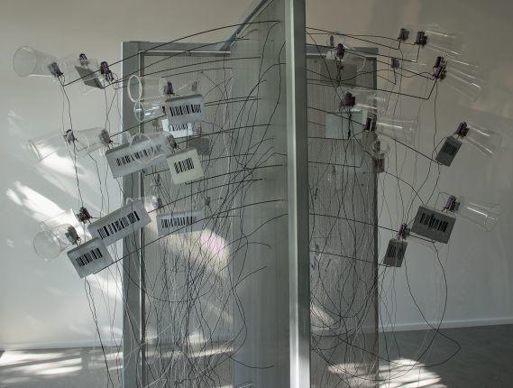 Matthias Deumlich, Zveneči kozarci, 2005, perforirana pločevina, palice, kozarci, 230 cm, foto: G. Lepkowski