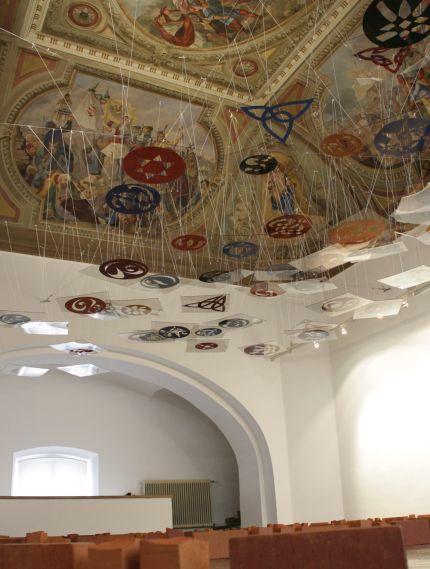 Marko Pogačnik, O sestopu miru na Zemljo (detajl), 2013, prostorska postavitev, UGM, foto: arhiv UGM