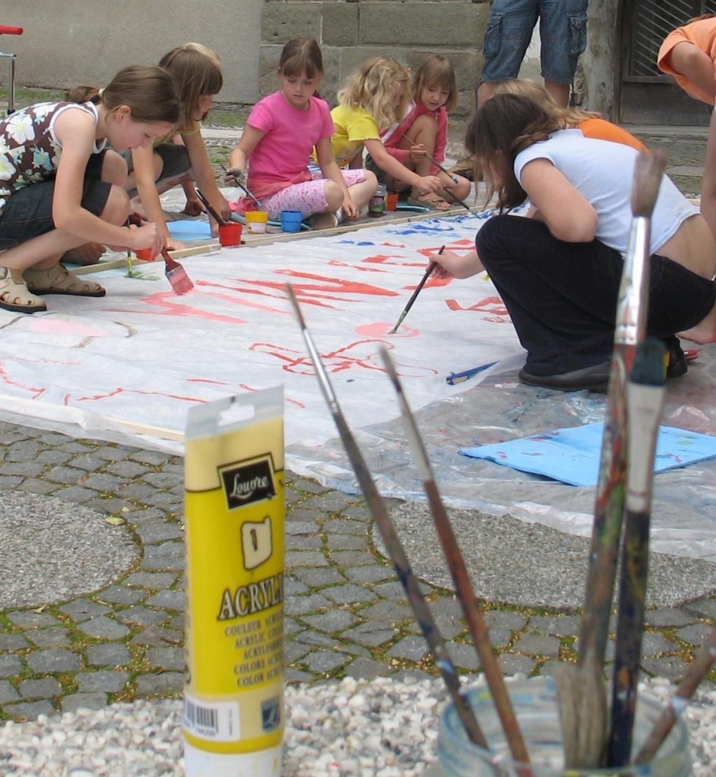 Slikanje na delavnici Potovanje za pričenja, 2007 (foto: arhiv UGM)