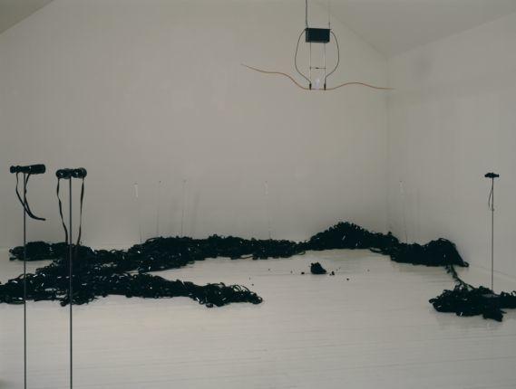 Rebecca Horn, Time Goes By, 1990/91, prostorska postavitev, različni predmeti © Rebecca Horn & VG Bild-Kunst, Bonn