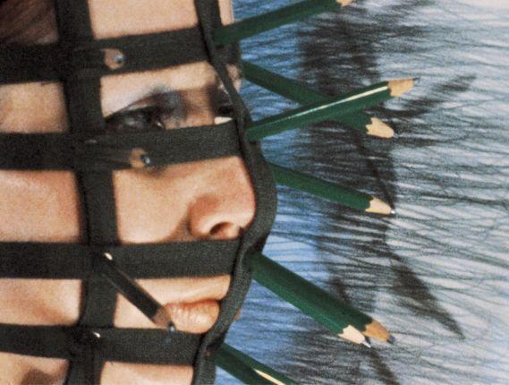 Rebecca Horn, Maska s svinčniki, performans, 1972 © Rebecca Horn