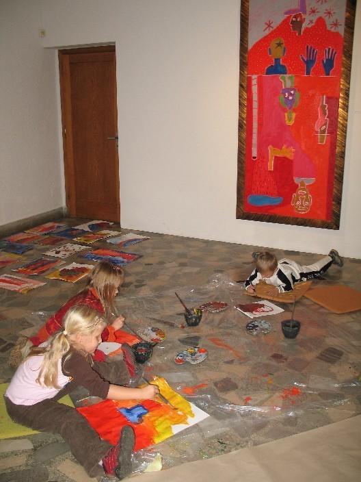 Otroci med poustvarjanjem razstavljenih slik, 2005 (foto: arhiv UGM)
