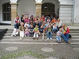 Skupinska fotografija, ki je nastala na delavnici Moja slika pred odhodom na počitnice. 2007 (foto: arhiv UGM)