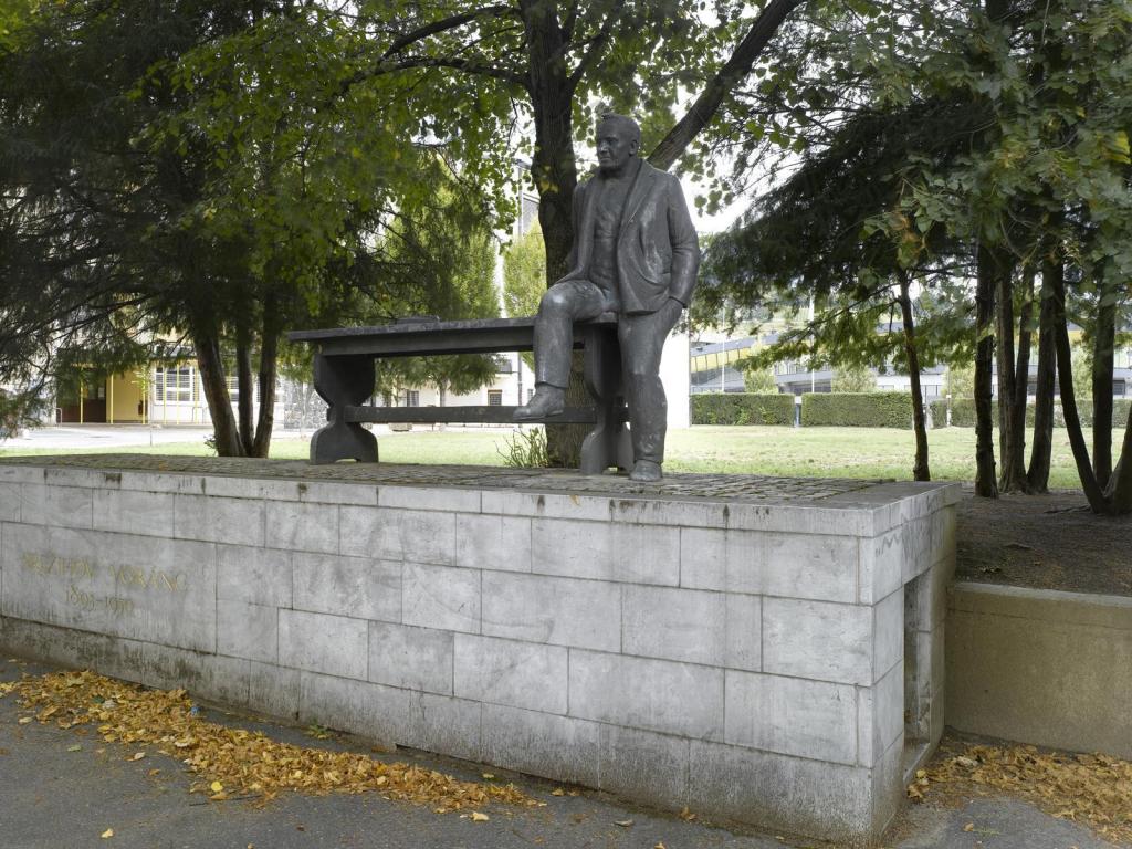 Vlasta Zorko, spomenik Prežihovemu Vorancu, 1965- 1968, odkritje 7.6.1968, 
bron, 190 × 263 × 120 cm, lokacija: pred OŠ Prežihov Voranc, Gosposvetska cesta 10, Maribor