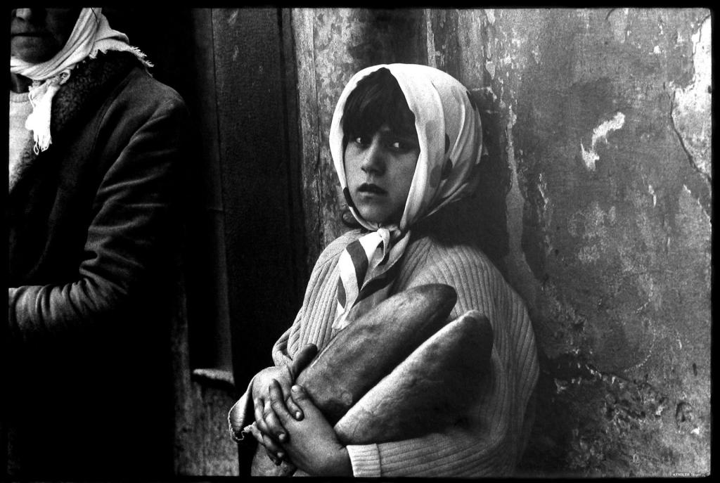 Stojan Kerbler, Deklica s kruhom, 1970, čb fotografija