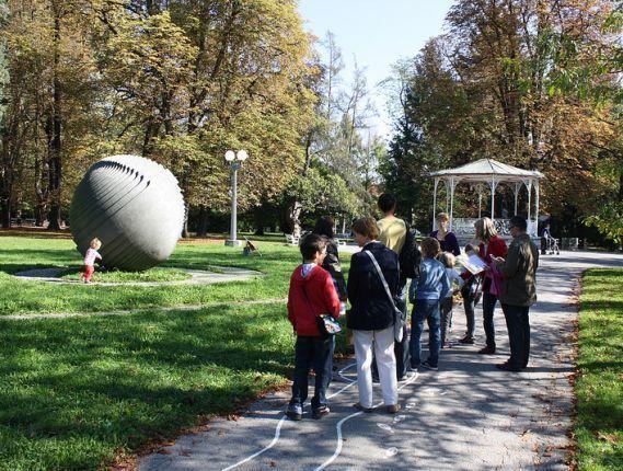 Vodstvo za družine po poti Forma viva Maribor, 2012, foto: arhiv UGM