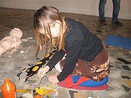 Zavzeto ustvarjanje Mlade prijateljice UGM, marec 2007, (foto: Zdenka Brglez)